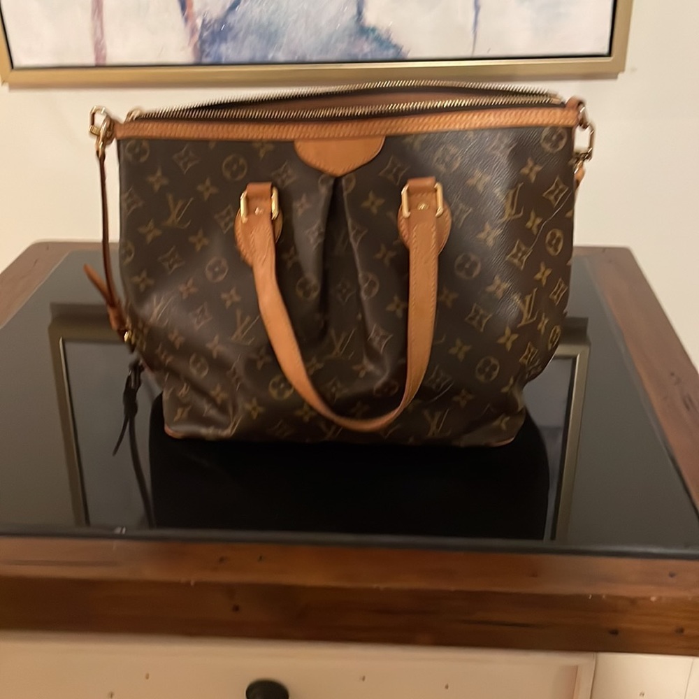 Great Condition No Marks . Great Bag View 2